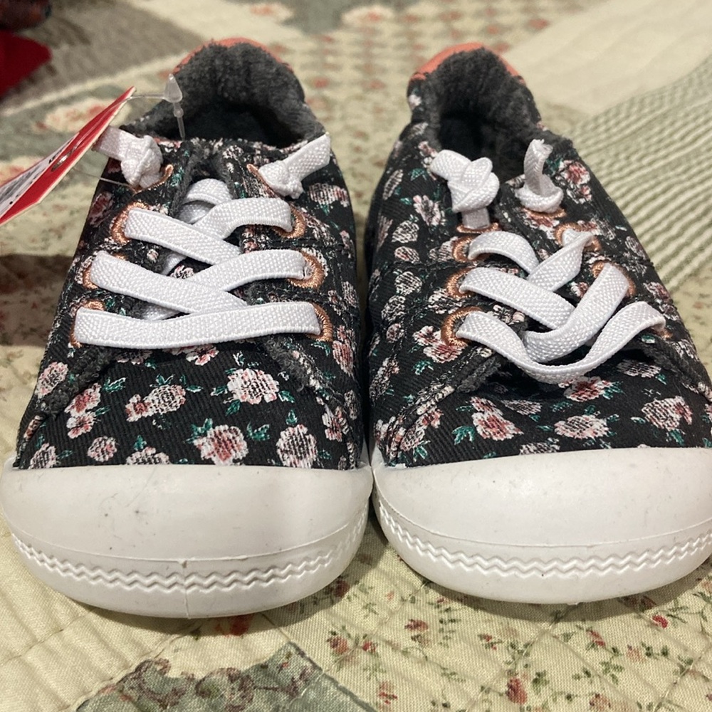 New children’s Roxy shoes - Picture 2 of 6